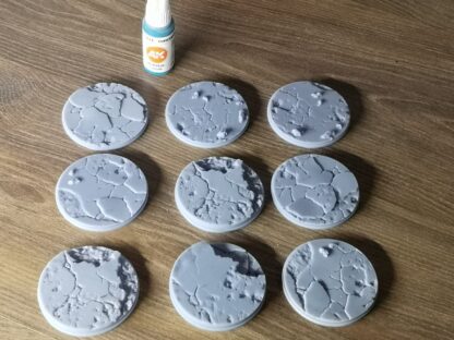 8 bases 65mm sol texturé de Trident Studios pour figurine