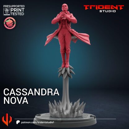 Cassandra Nova de Trident Studio avec sa base 35mm